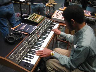 Khaliji plays a T8